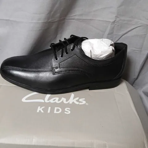 CLARKS KIDS JONWIN LOOP Y BLACK LEATHER LACE-UP SHOES, UK 7 (EU 41)