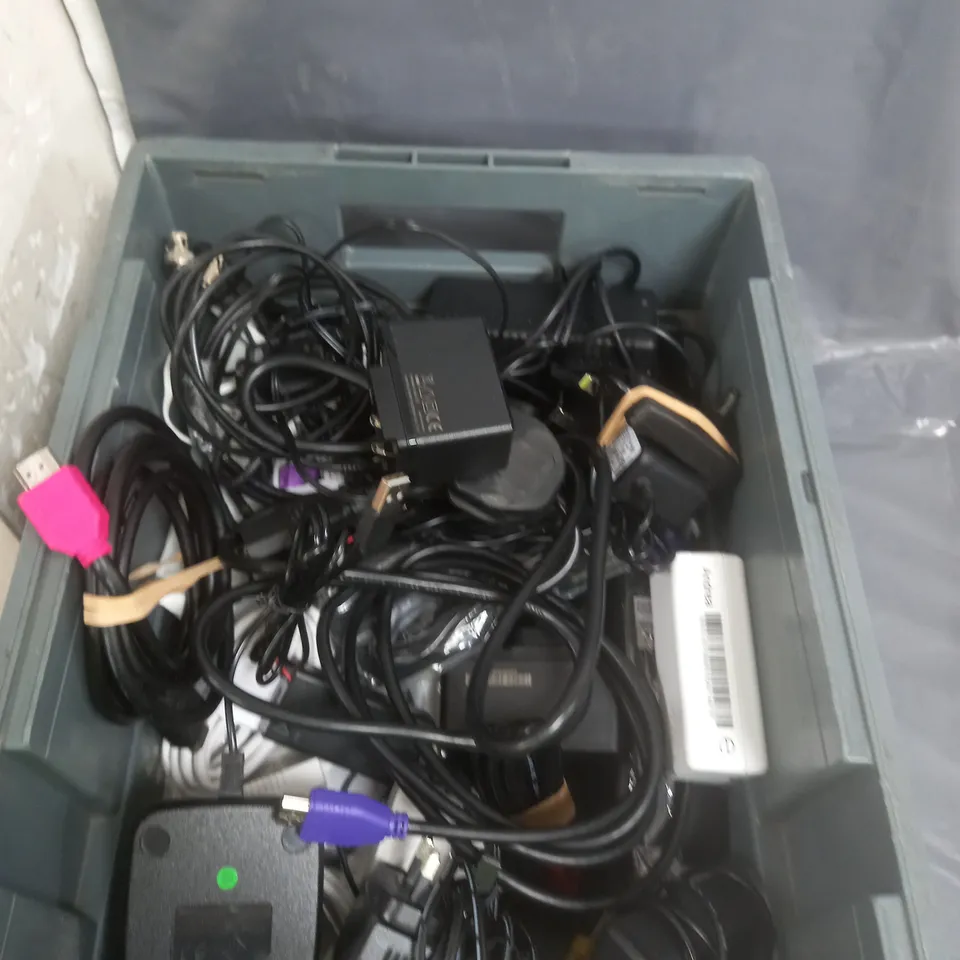 APPROXIMATELY 20 ASSORTED ELECTRICAL ITEMS TO INCLUDE POWER CABLES AND REMOTE CONTROLS