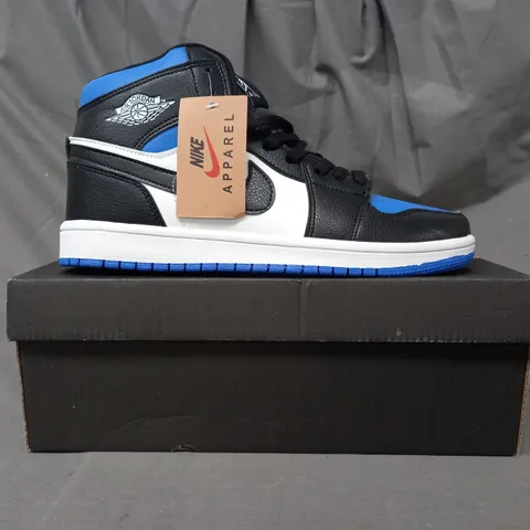 BOXED PAIR OF NIKE AIR JORDAN SHOES IN WHITE/BLUE/BLACK UK SIZE 5.5