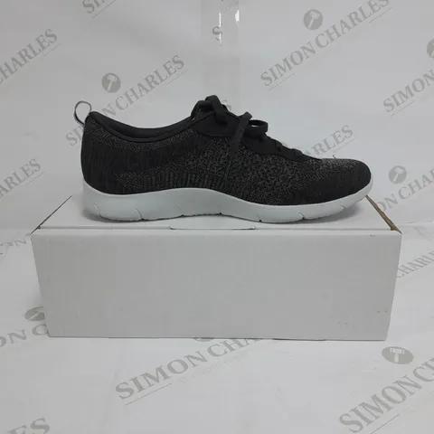 BOXED PAIR OF SKECHERS ARCH FIT TRAINERS IN BLACK SIZE 3.5 