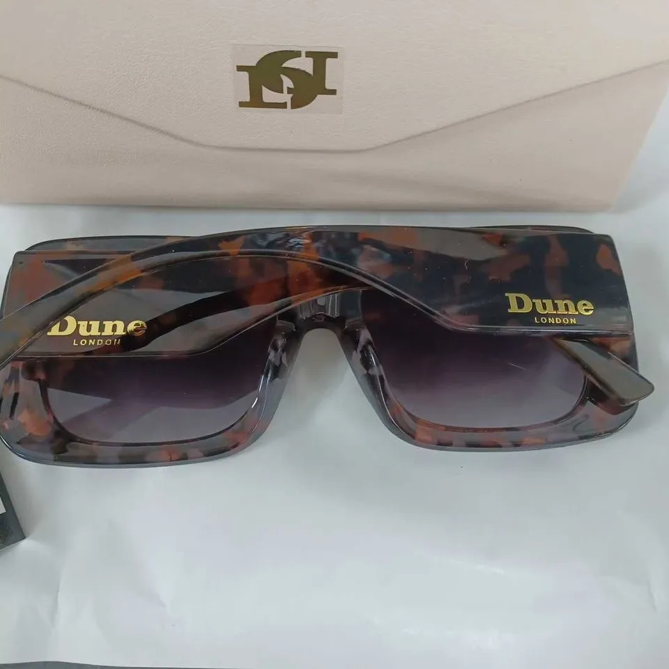 DUNE TORTOISE SHELL GLASSES IN CASE