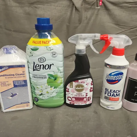TOTE OF APPROXIMATELY 7 ASSORTED CLEANINING PRODUCTS AND ITEMS TO INCLUDE LENOR, FABULOSA AND DOMESTOS - COLLECTION ONLY