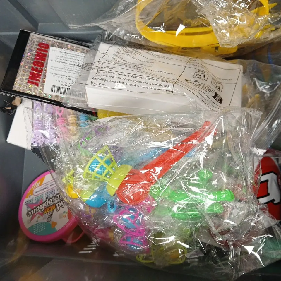 APPROXIMATELY 18 ASSORTED TOYS & GAMES TO INCLUDE FUNKO POPS, WHALE FOUNTAIN, JUMPING POPPERS, ETC
