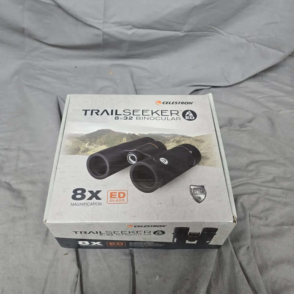CELESTRON TRAILSEEKER 8X32 BINOCULARS WITH CARRYING CASE