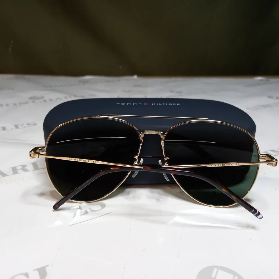 TOMMY HILFIGER MENS AVIATOR SUNGLASSES