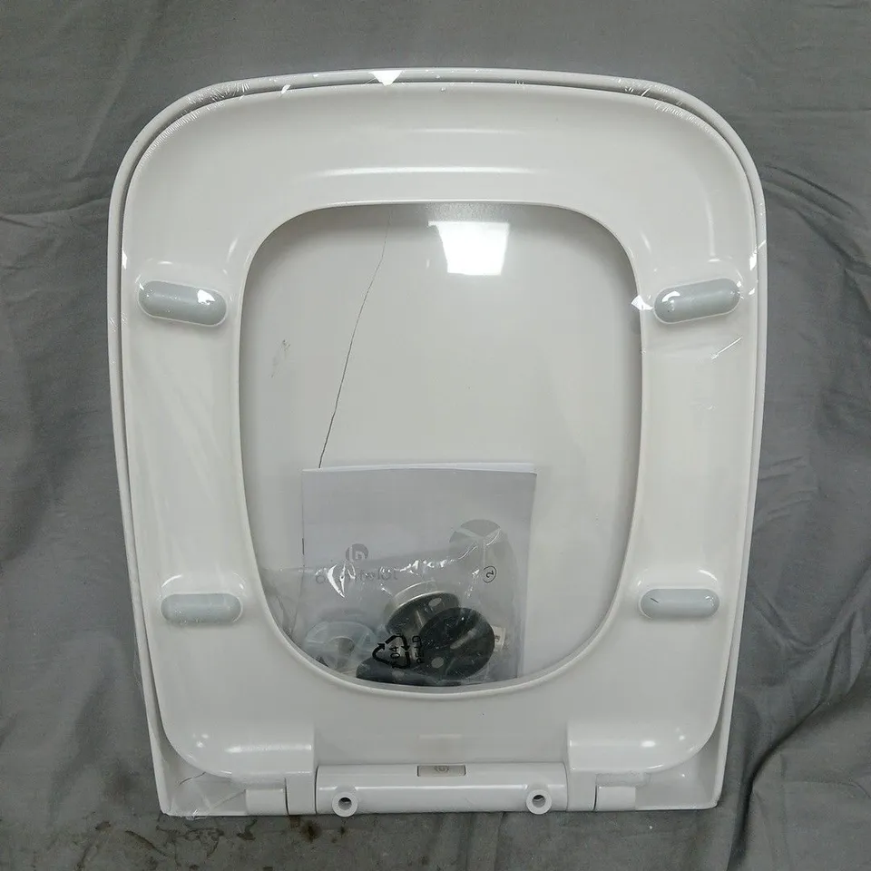 BOXED BULMFELDT TOILET SEAT IN WHITE (CRACKED)