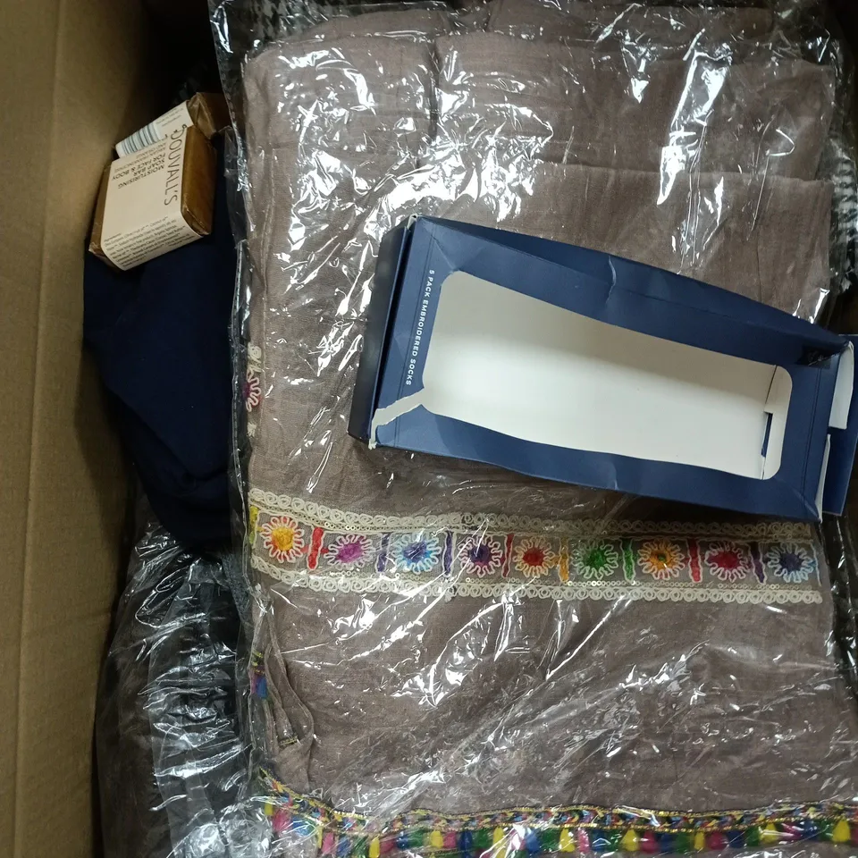 APPROXIMATELY 15 ASSORTED HOUSEHOLD ITEMS TO INCLUDE CLOTHING, SOAPS, WATCH BOX ETC 