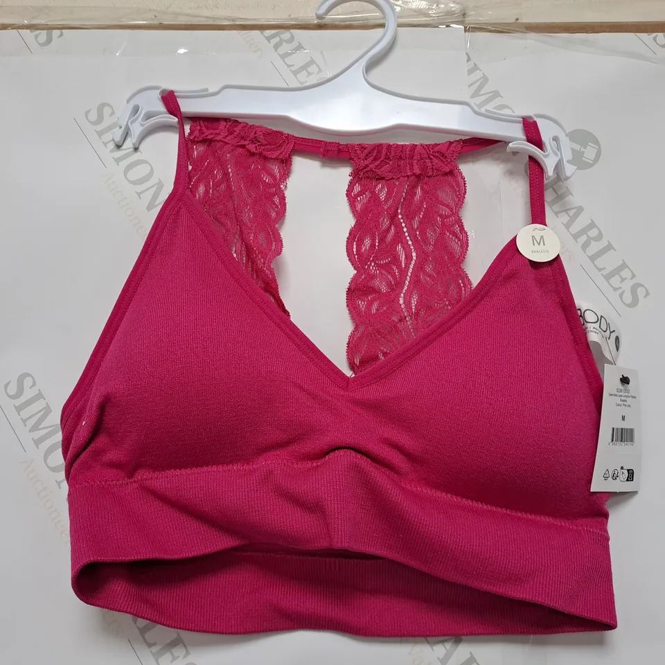 10 ASSORTED NEW CLOTHING ITEMS TO INCLUDE SEAMLESS BRALETTE, BARBIE CROP T-SHIRT, SLEEP ROMPER, ETC