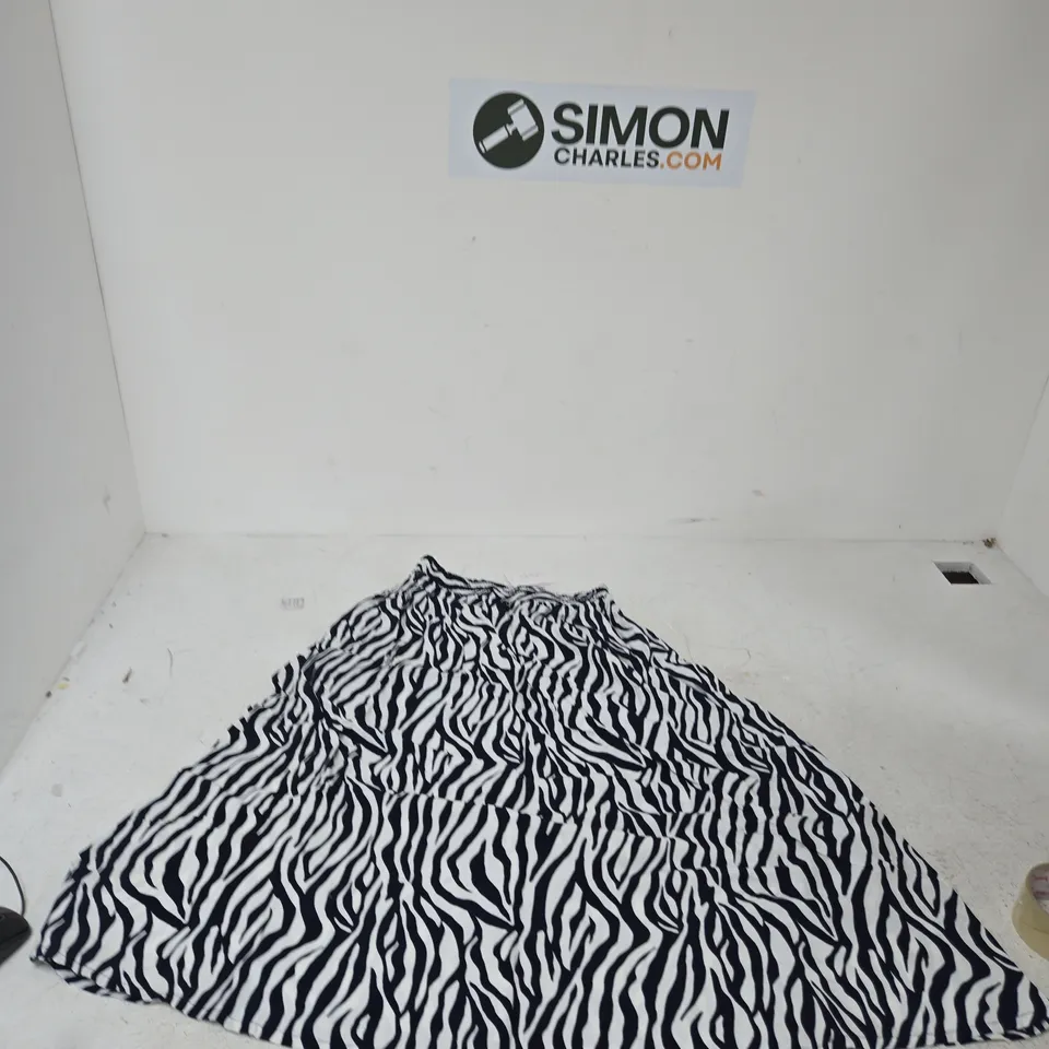 BOX OF APPROXIMATELY 25 ASSORTED CLOTHING ITEMS TO INCLUDE: LA MAREY ZEBRA PATTERN SKIRT