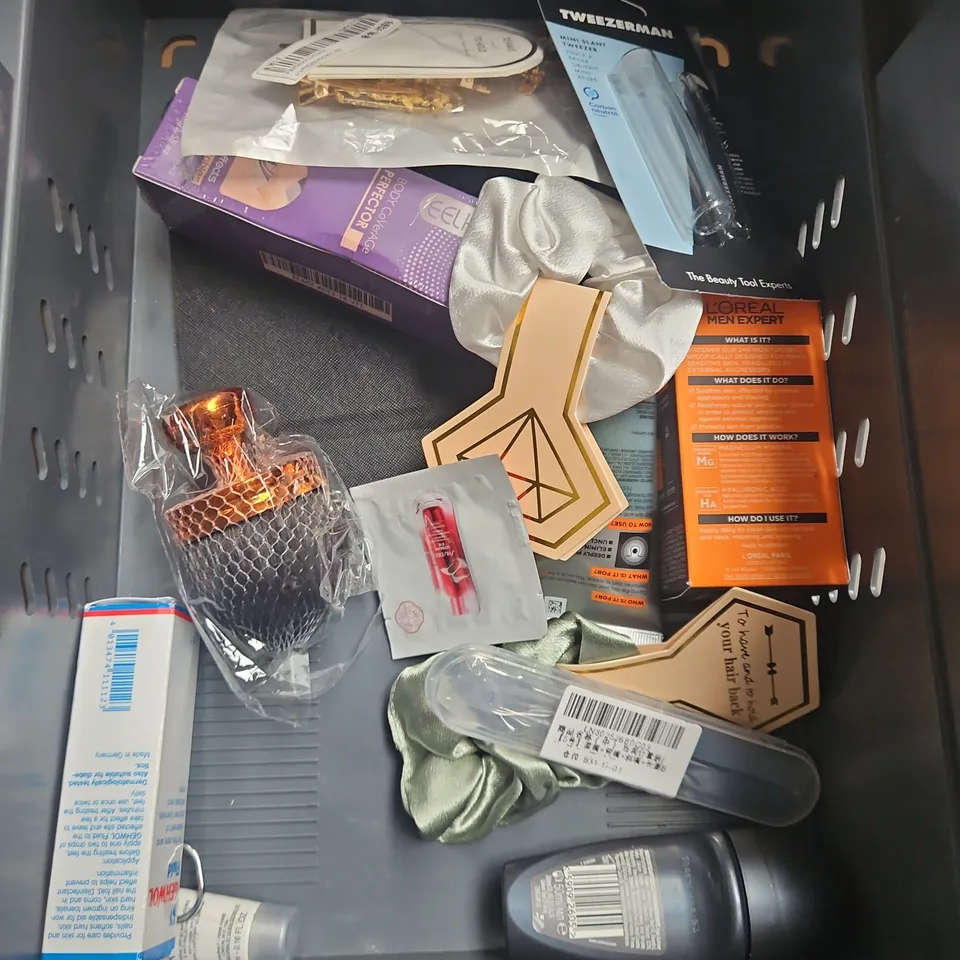 APPROXIMATELY 20 ASSORTED HEALTH & BEAUTY PRODUCTS TO INCLUDE - CRABTREE SHAMPOO & CONDITIONER - PIXI BROW TAMER - ELF LIP BALM - ETC