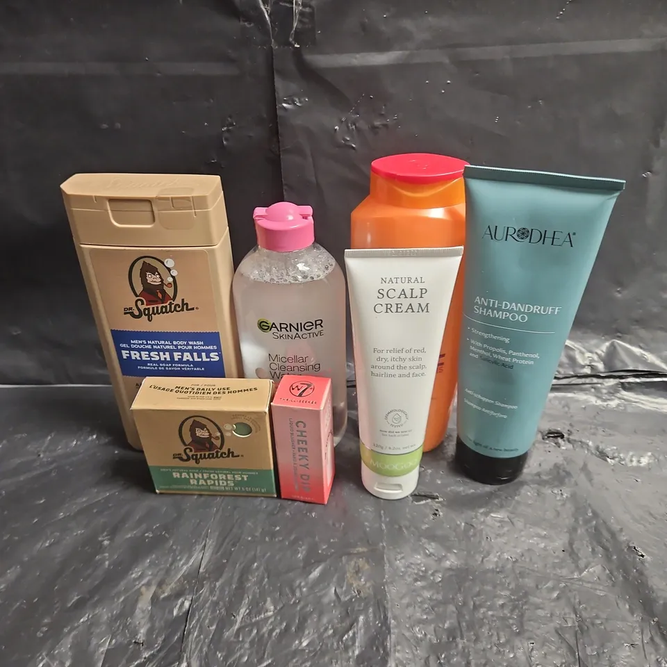 APPROXIMATEY 20 ASSORTED HEALTH AND BEAUTY PRODUCTS TO INCLUDE - DR SQUATCH SOAP - L'OREAL ELVIVE RESTORING SHAMPOO - GARNIER SKIN ACTIVE MICELLAR CLEANSING WATER - ETC
