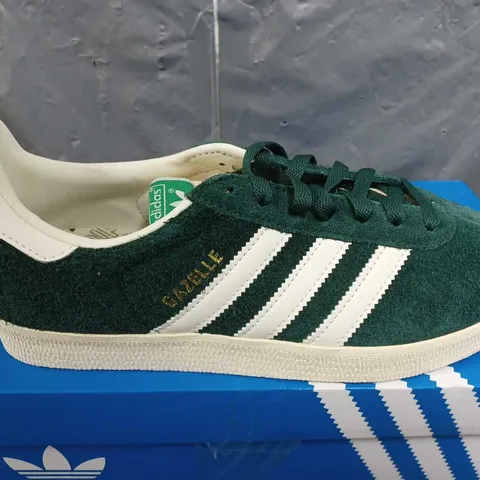 BOXED ADIDAS GAZELLE TRAINERS IN GREEN - UK 7.5