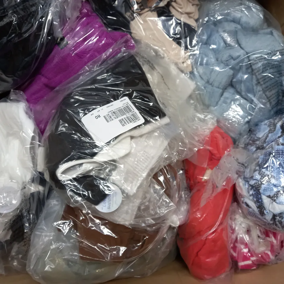 BOX OF APPROX 20 ASSORTED CLOTHING ITEMS TO INCLUDE - MUK LUKS - CUDDI DUDS - WYNNE LAYERS ECT 