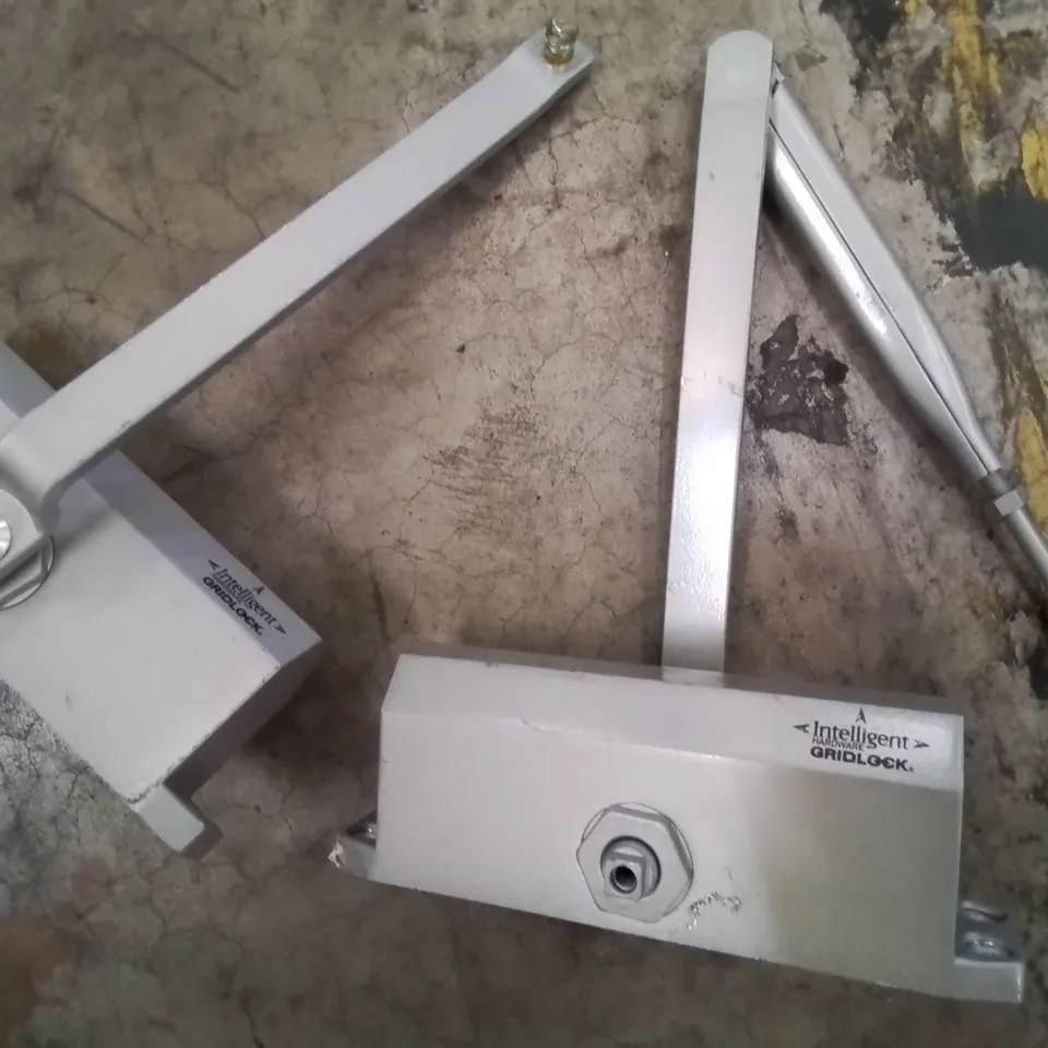 BOX OF APPROXIMATELY 25 INTELLIGENCE GRIDLOCK DOOR CLOSERS