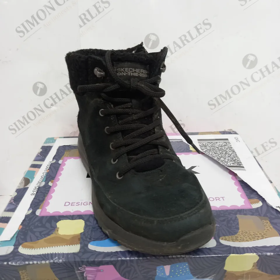 BOXED SKETCHERS STELLAR BOOTS IN BLACK - SIZE  5