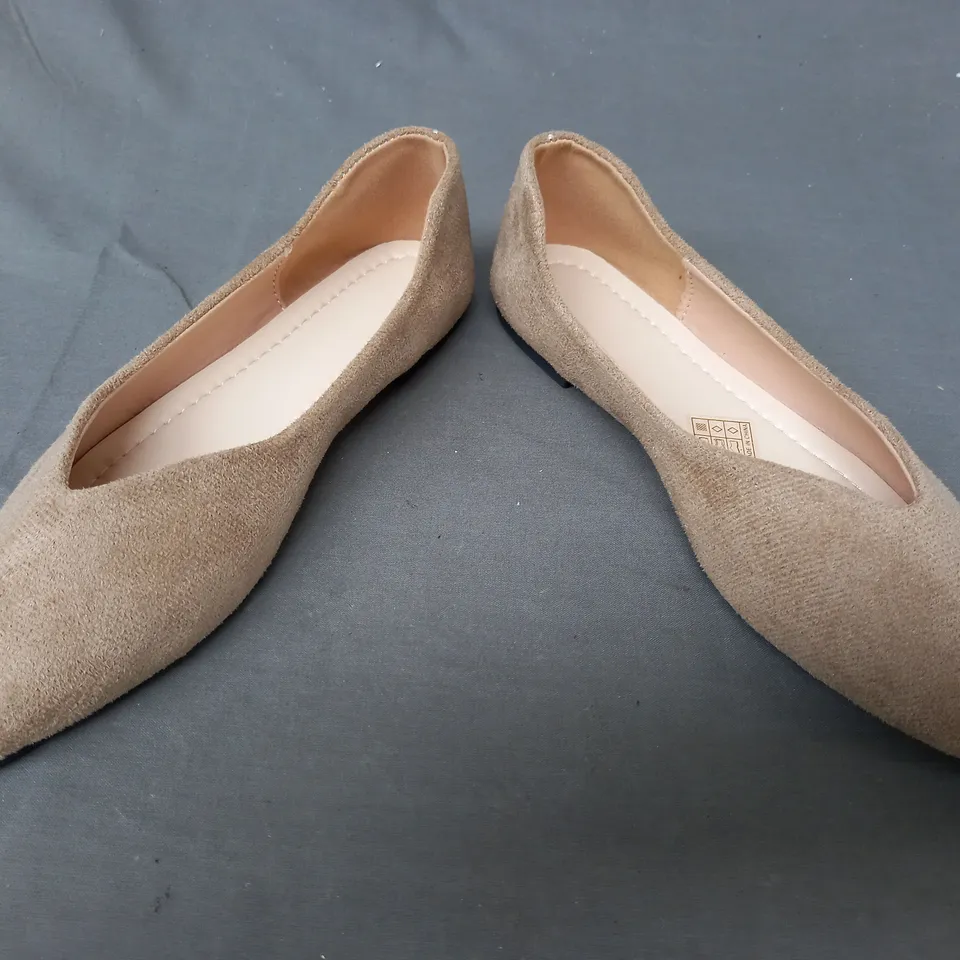 BOXED PAIR OF DESIGNER FLAT SLIP-ON SHOES IN TAN EU SIZE 36