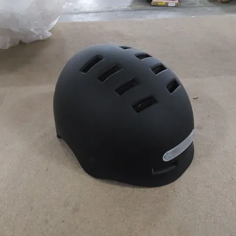 BOXED KUYOU KYZ002 FLASHING CYCLING HELMET - M
