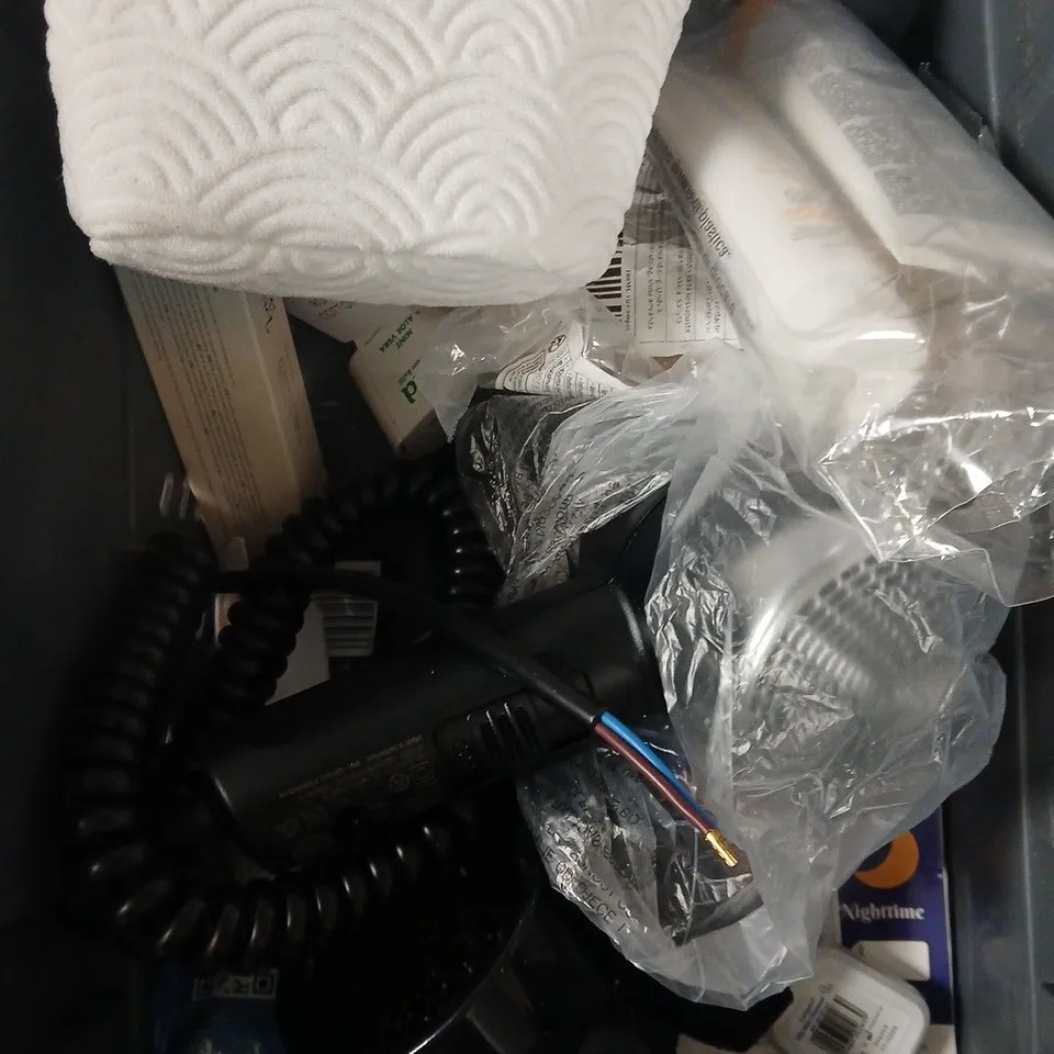 APPROXIMATELY 15 ASSORTED HEALTH & BEAUTY PRODUCTS TO INCLUDE SANEX SKIN CREAM, JUST FOR MEN, FOOTBALL BATH BOMBS ETC