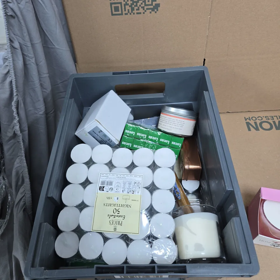 TOTE OF APPROXIMATELY 15 ASSORTED ITEMS TO INCLUDE: HONEYSUCKLE CANDLE 