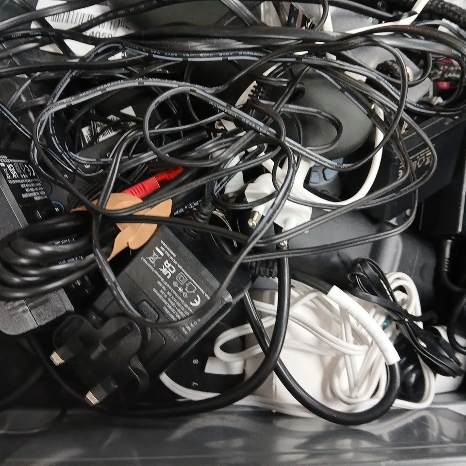 APPROXIMATELY 10 ASSORTED HOUSEHOLD ELECTRICAL ITEMS TO INCLUDE VARIOUS REMOTES AND CABLES, ETC