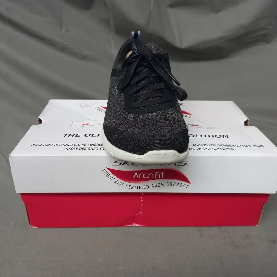 BOXED PAIR OF SKECHERS ARCH FIT TRAINERS IN BLACK SIZE 3.5