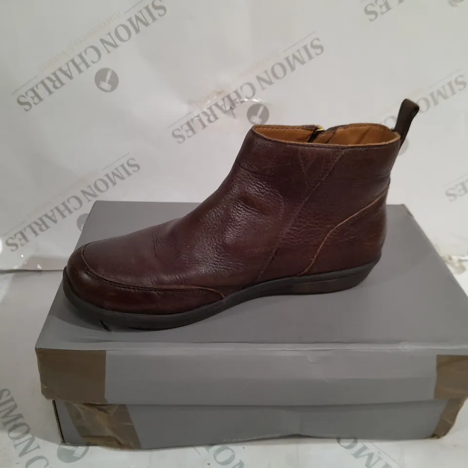 BOXED VIONIC LOIS BOOTS IN BROWN SIZE 4.5