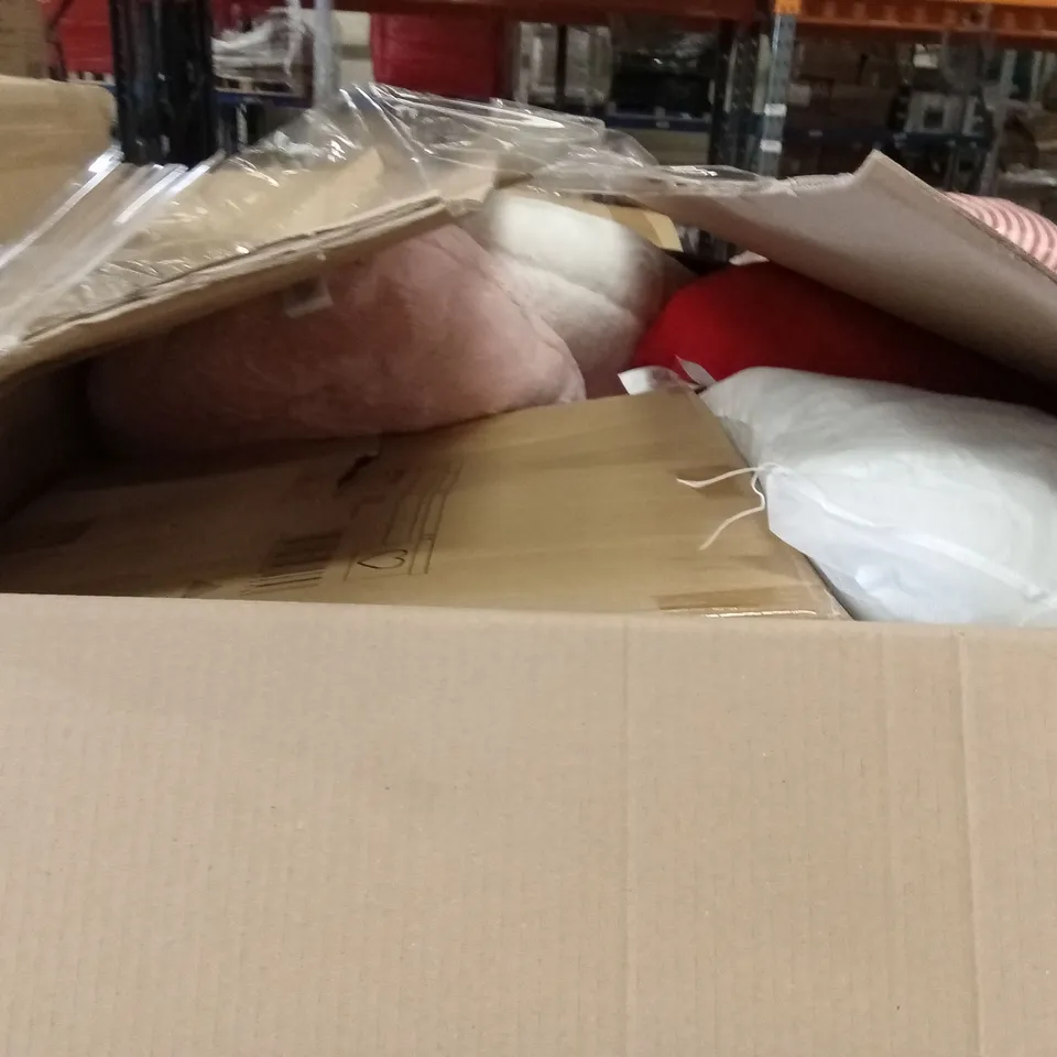 PALLET CONTAINING A LARGE QUANTITY OF BED PRODUCTS AND CUSHIONS