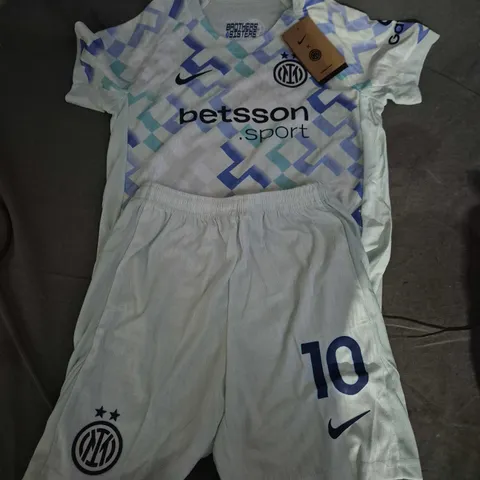 NIKE INTER FOOTBALL KIT IN WHITE - SIZE 24 (#10 - LAUTARO)