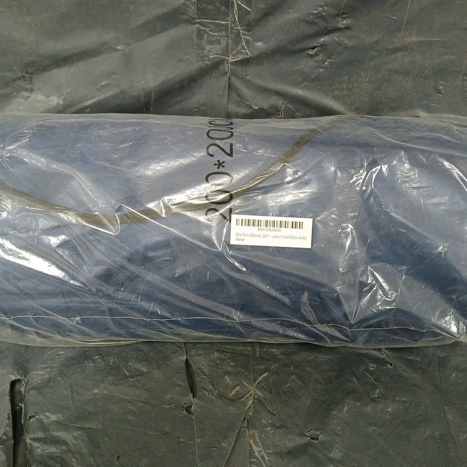 APPROXIMATELY 10 WREI PICNIC BLANKETS IN BLACK/WHITE 