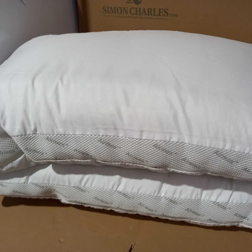 PAIR OF SILENT NIGHT PILLOWS WHITE
