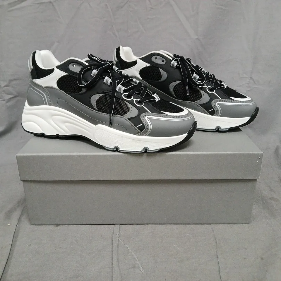 BOXED PAIR OF CLEENS PULSE RUNNER TRAINERS IN CARBON SIZE UK 8