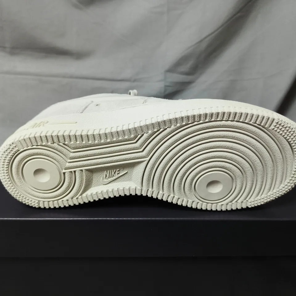 BOXED PAIR OF NIKE WOMENS AIR FORCE 1 07 TRAINERS IN LIGHT BONE - UK 5.5
