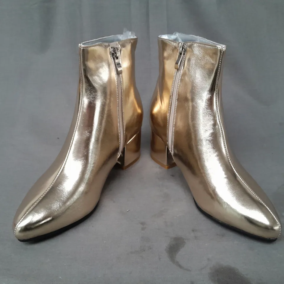 BOXED PAIR OF DESIGNER BLOCK HEEL ANKLE BOOTS IN METALLIC GOLD EU SIZE 39