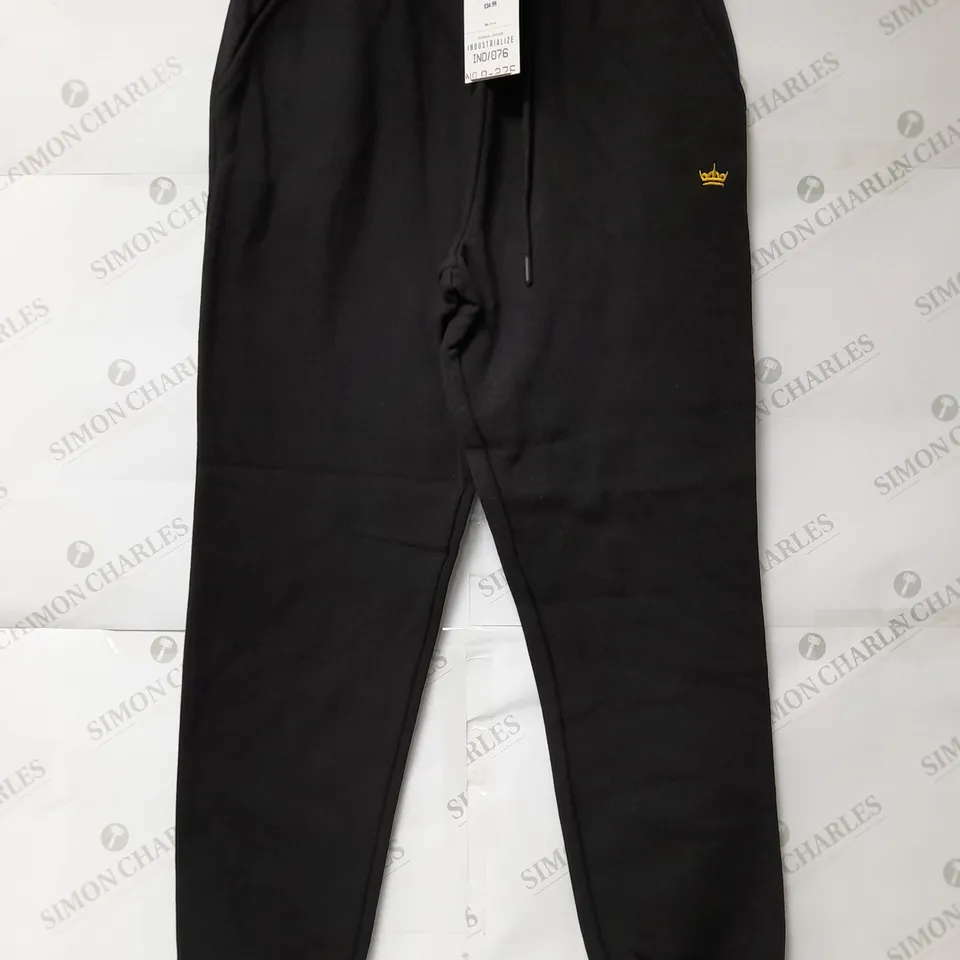 INSDUSTRIALIZE MEN IN CROWN EMB JOGGERS IN BLACK - MEDIUM