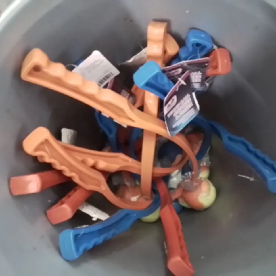 LOT CONTAINING LARGE AMOUNT OF BRAND NEW DOG TOY THROWING AIDS