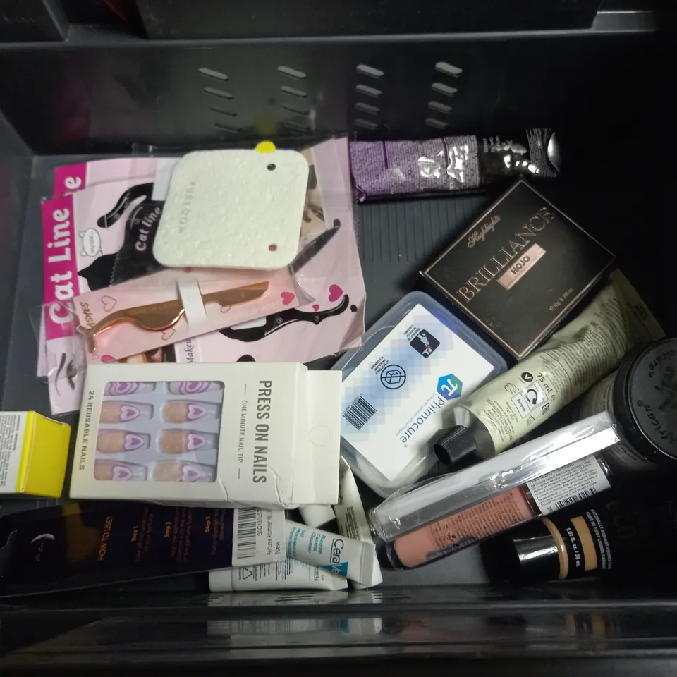BOX OF APPROXIMATELY 20 COSMETIC ITEMS TO INCLUDE - BOOTS DENTAL CARE - TROPICS HAND CREAM - BED HEAD FOR MEN HAIR WAX - ETC 