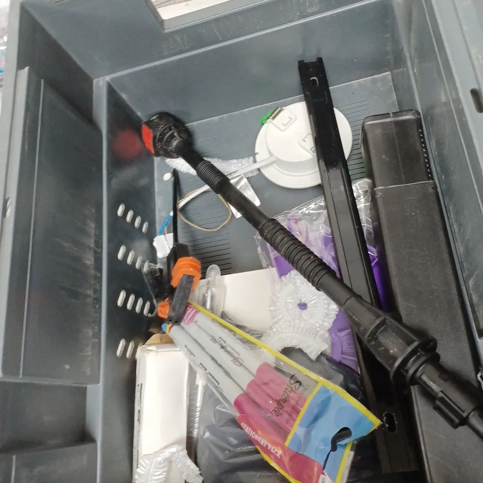 BOX OF APPROXIMATELY 20 ASSORTED HOUSEHOLD ITEMS TO INCLUDE LIGHTS, PADLOCKS AND CLEANING PRODUCTS