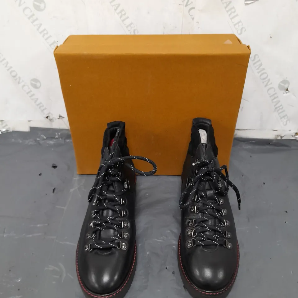 BOXED PAIR OF WHITE STUFF BLACK LEATHER BOOTS SIZE 6