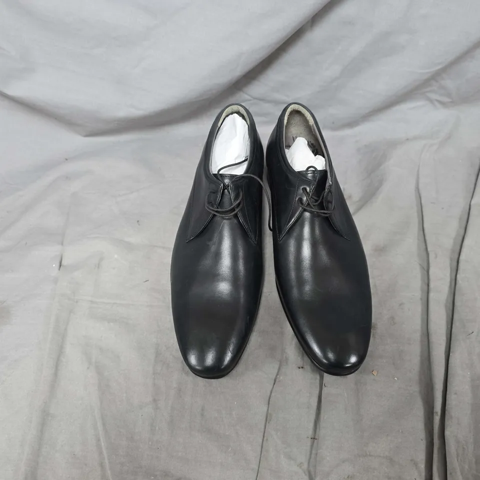 UNBOXED PAIR OF TED BAKER BLOCK HEEL SHOES IN BLACK - UK 8