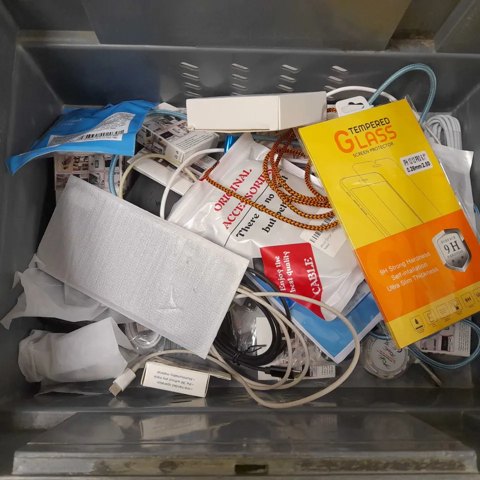 LOT OF APPROX 15 ASSORTED ITEMS TO INCLUDE-SCREEN PROTECTOR- LIGHTNING CABLE