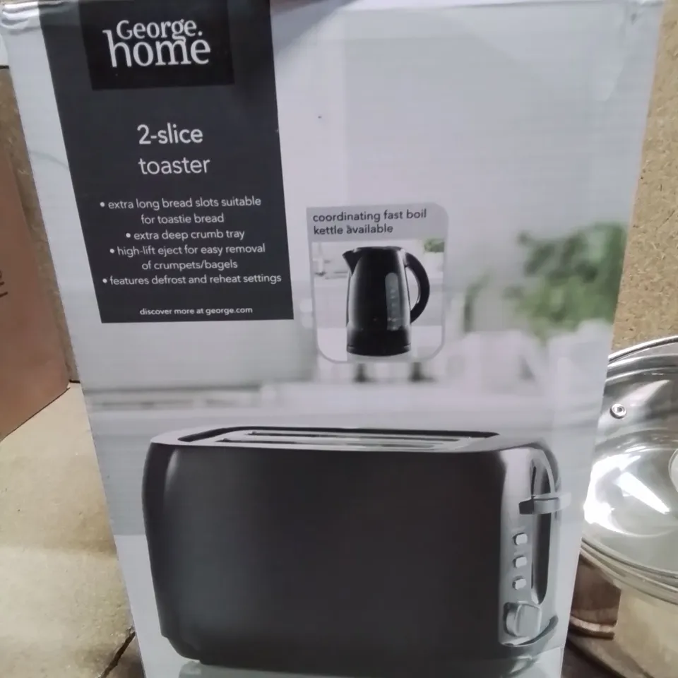 MIXED LOT TO INCLUDE: BLACK PYRAMID KETTLE, 2 SLICE TOASTER AND AN ASSORTMENT OF STAINLESS STEEL PANS ETC.