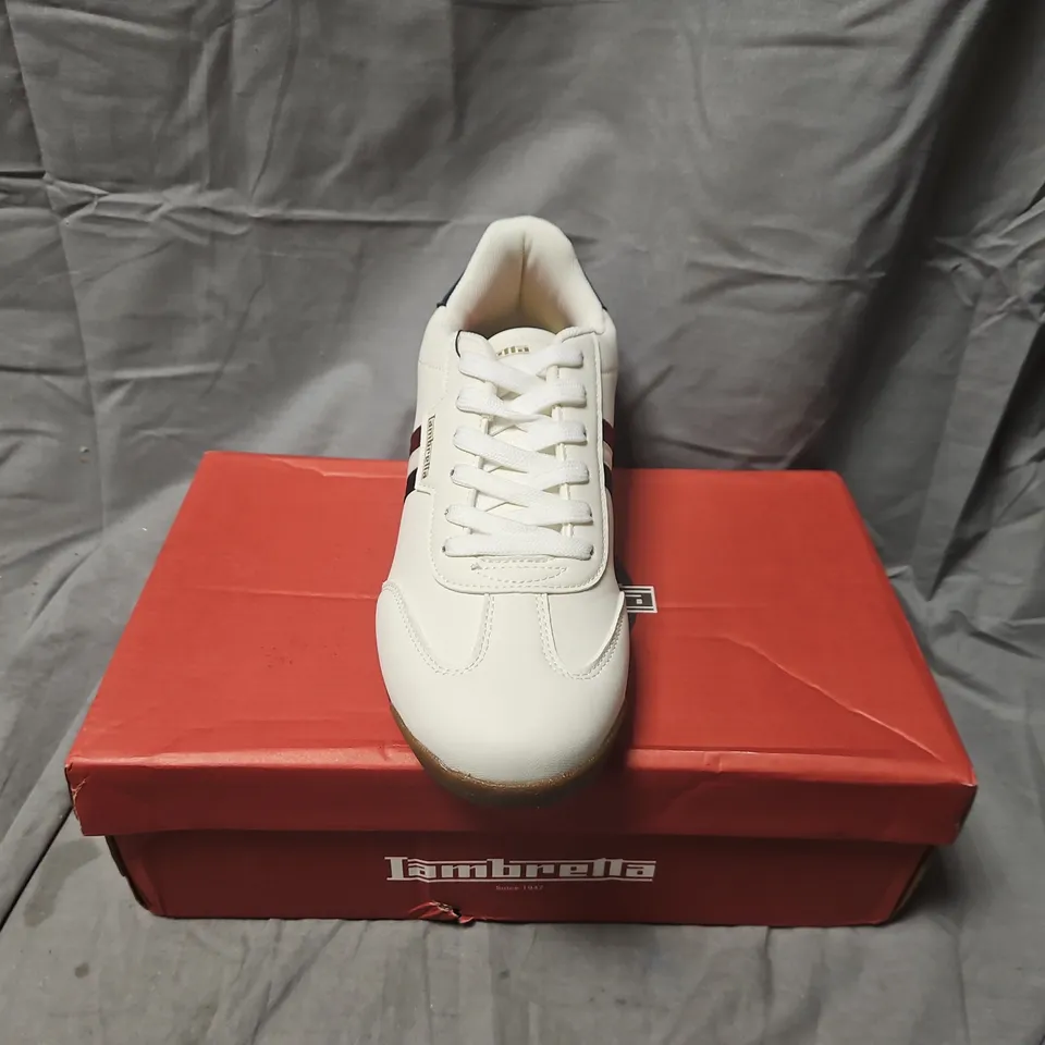 BOXED LAMBRETTA TACKLE SNEAKERS – WHITE/NAVY, UK 8 (EU 42) US 9