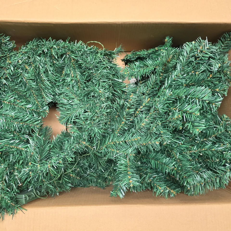 BOXED CHRISTMAS MARKET SET OF PRE-LIT COLLECTION 