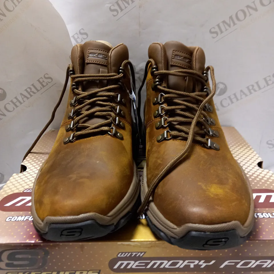 SKECHERS MEN'S DARK BROWN LACE UP BOOTS - SIZE 10