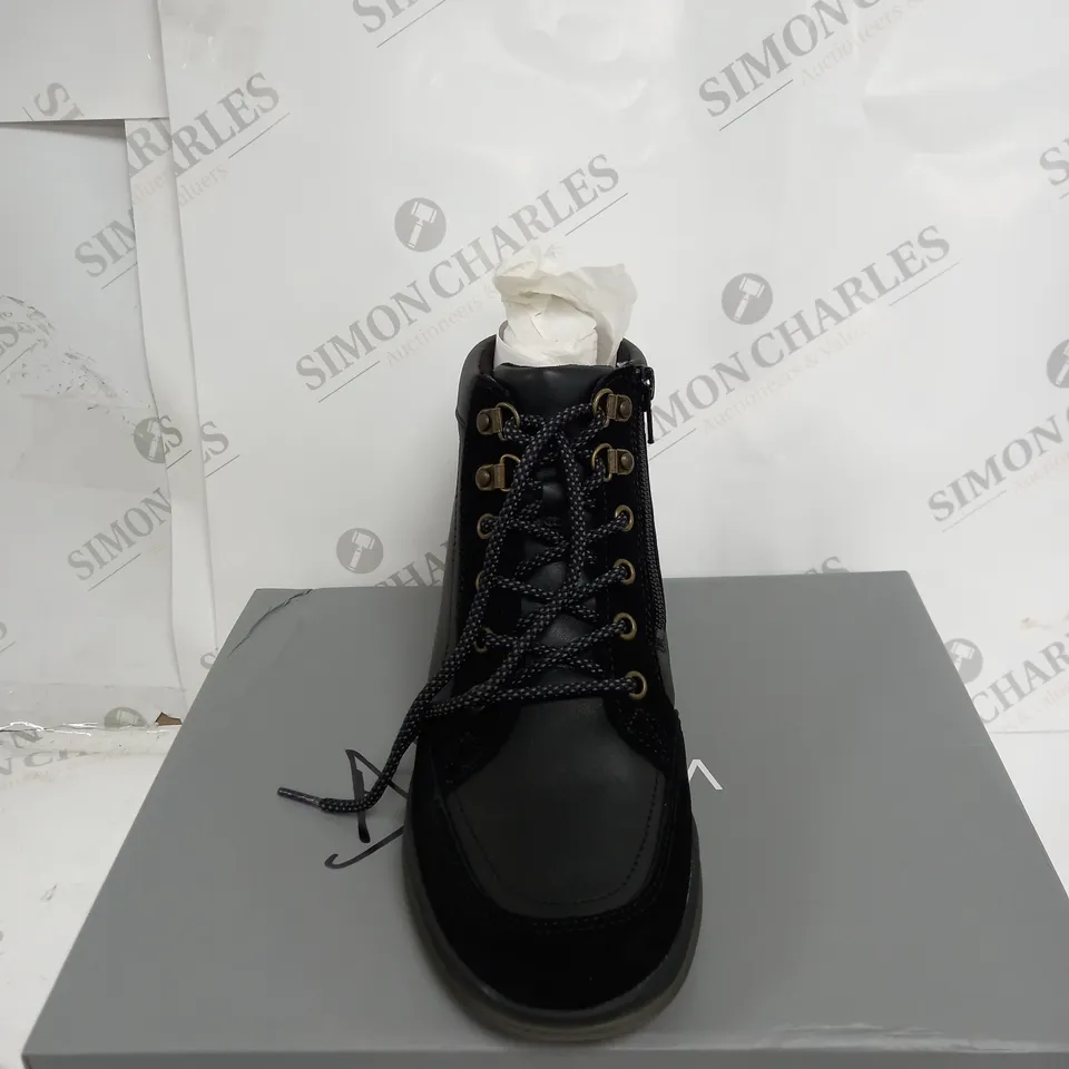 VIONIC WHITEY HIKER BOOTS SIZE 6.5