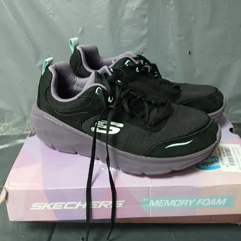 BOXED PAIR OF SKECHERS DLUX WALKER 2.0 IN BLACK/PURPLE - UK 8