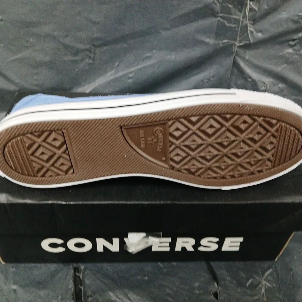 BOXED PAIR OF CONVERSE CANVAS SHOES - UK SIZE 5 - WOMENS 