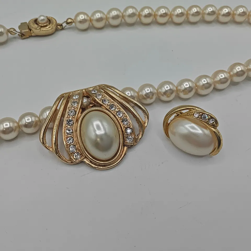 PEARL EFFECT AND GOLD TONE NECKLACE AND EARRINGS SET