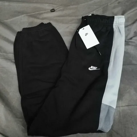 NIKE STANDARD FIT JOGGERS IN BLACK/GREY - SMALL