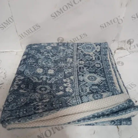 BLUE AND WHITE RUG 60X120CM